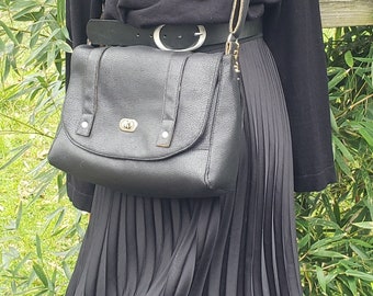 Sac bandoulière , sac besace en  cuir vegan noir imitation cuir  collection nénuphar.