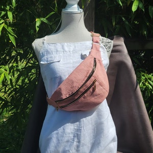 Multi-pocket banana bag in peach-coloured Linen fabric.