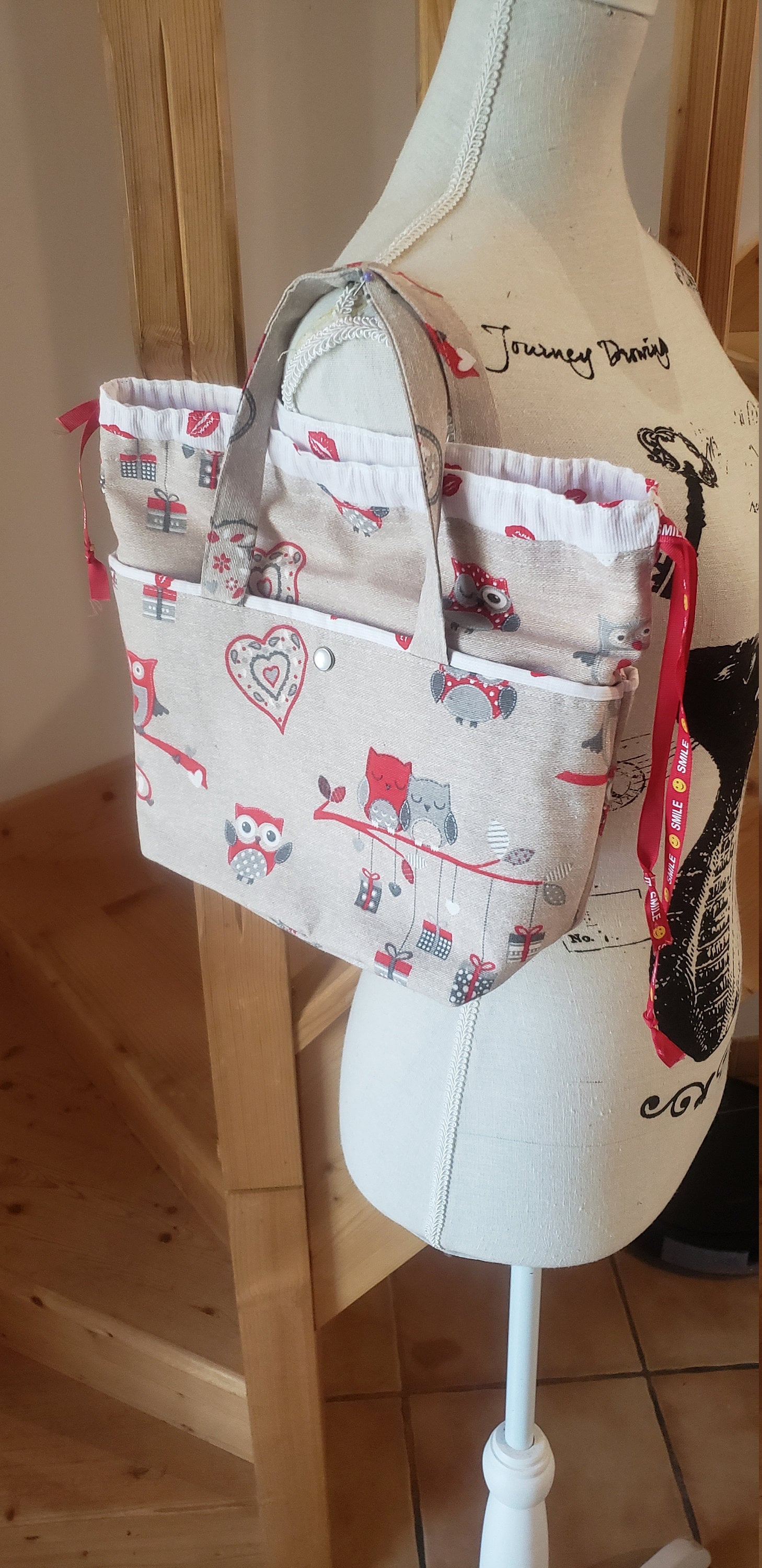 Petit sac bourse multipoche en coton imprim&eacute; hibou ,coeur rouge et beige.