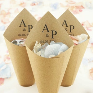 Cônes de confettis de mariage personnalisés faits à la main avec initiales classiques - ivoire, blanc, kraft