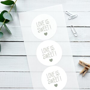 Weiß glänzende Aufkleber, Love is Sweet! Niedliches Herz , Hochzeitsaufkleber, Aufkleber für Süßigkeitenwagen , Aufkleber für Hochzeitsgeschenke