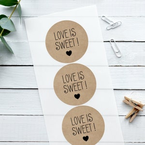Biologisch abbaubare braune Hochzeits-Aufkleber, Love is Sweet! Niedliches Herz, Aufkleber für Hochzeiten, Süßigkeiten-Warenkorb-Aufkleber