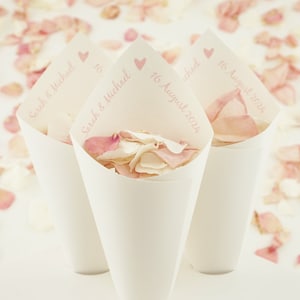 Cônes de confettis de mariage coeurs d'amour personnalisés faits à la main - ivoire, blanc, kraft