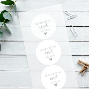 Glänzender weißer Aufkleber, Handgefertigt von, Handgefertigt mit Liebe, Entzückendes Herz, personalisierte Aufkleber, Benutzerdefinierte Aufkleber für Handwerker