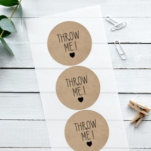 Biologisch abbaubare Kraft Brown Hochzeitsaufkleber, Aufkleber nach Maß, wirf mich, niedliches Herz, Hochzeitsaufkleber, Konfettiaufkleber