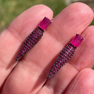 Eleganti orecchini a perno a punta con rubino rosso taglio diamante in argento sterling 925 / un regalo raffinato per donna