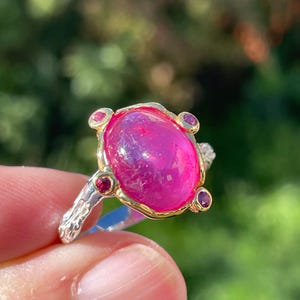 Anillo artesanal único de granate rodolita y rubí rojo ovalado de talla 9,25 en plata de ley 925 y oro.