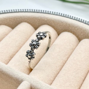 Dainty 925 Sterling Silver Daisy Ring / minimalist stacking oxidized silver flower ring