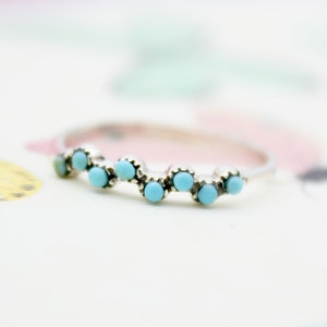 Delicado anillo con banda de turquesa en racimo, plata de ley 925, minimalista, apilable, moderno, pequeño, para uso diario para niñas y mujeres.