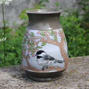 Vase en céramique artisanale : motif mésange dans un pommier
