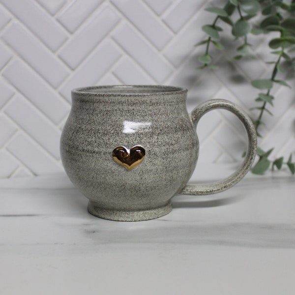 Mug en céramique avec coeurs dorés, tasse en poterie fabriquée à la main en gris moucheté avec de l'or véritable, café, unique, prête à être expédiée
