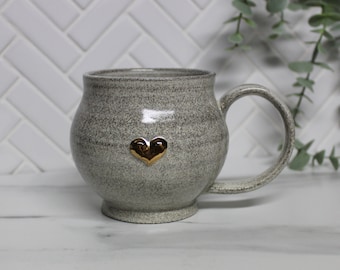 Taza de cerámica con corazones dorados, taza de cerámica hecha a mano en gris moteado con oro real, café, única, lista para enviar