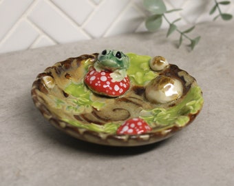 Small Frog Dish, Hand Made Sculpted Pottery in Green Beige Red, Toad Wildlife Animal Art, Catch All Tray, Handmade Ceramic, Ready to Ship