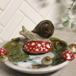 Plato de caracol, cerámica esculpida hecha a mano en blanco beige verde, arte animal de vida silvestre, bandeja pequeña para capturar todo, cerámica hecha a mano, listo para enviar imagen 3