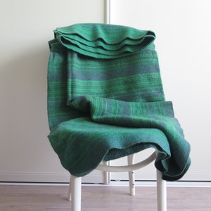 Plaid Blanket par Viola Gråsten Tidstrand, Green Wool Winter Warm Throw vintage Home Decor 5-36-28 image 1