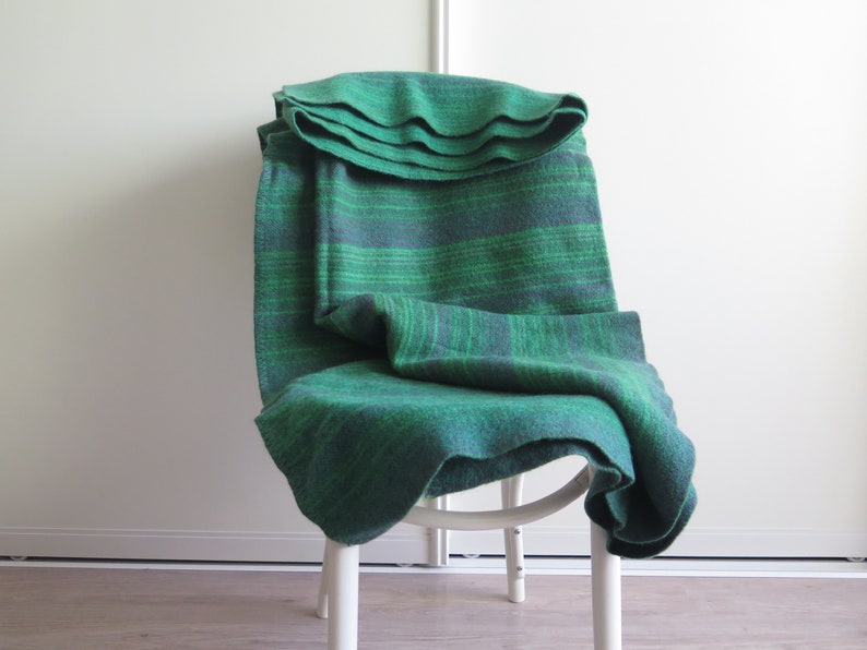 Plaid Blanket par Viola Gråsten Tidstrand, Green Wool Winter Warm Throw vintage Home Decor 5-36-28 image 1