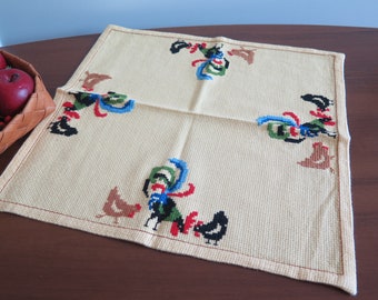 Mantel de Pascua / Servilleta de mesa, Corredor de mesa bordado vintage, Gallos de pollitos de Pascua hechos a mano #4-52-19