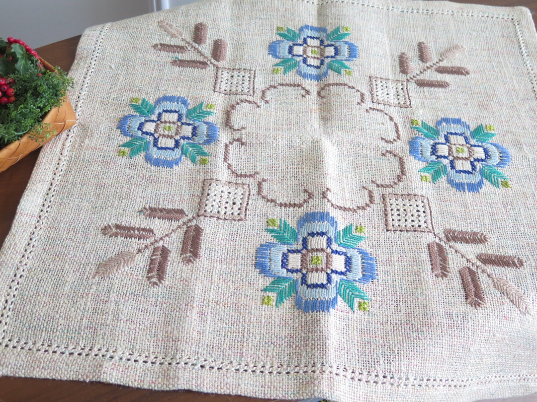 青い花の刺繍入りテーブルトッパー スカンジナビア風ヴィンテージ小花