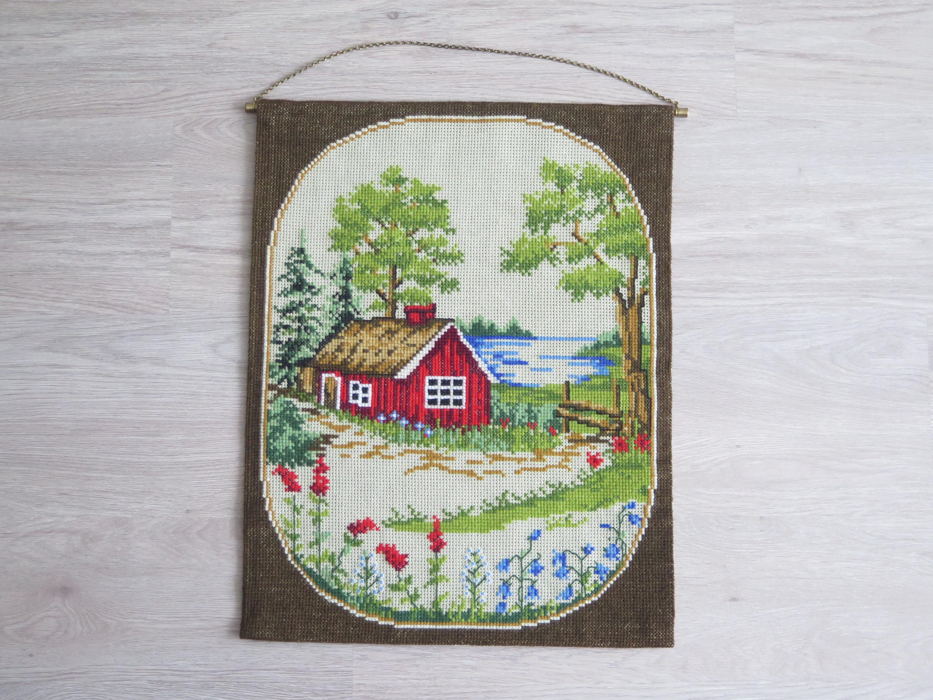 刺繍入り壁掛け装飾、手作り装飾 田舎の風景、花、赤い家、湖 