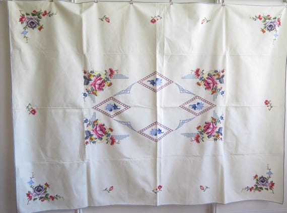 刺繍入りテーブルクロス、花柄ハンドメイドクロス、ピンクと赤のバラ