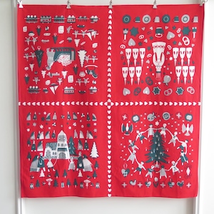 Könnte beinhalten: Ein rotes Stoffpaneel mit einem sich wiederholenden Muster von weihnachtlichen Illustrationen. Das Design umfasst Bilder einer Kirche, eines Weihnachtsbaums und Händchen haltender Menschen. Das Paneel hängt an einer Metallstange.