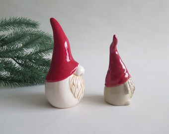赤い帽子をかぶった陶器製のノームの置物、クリスマスのコレクターズ