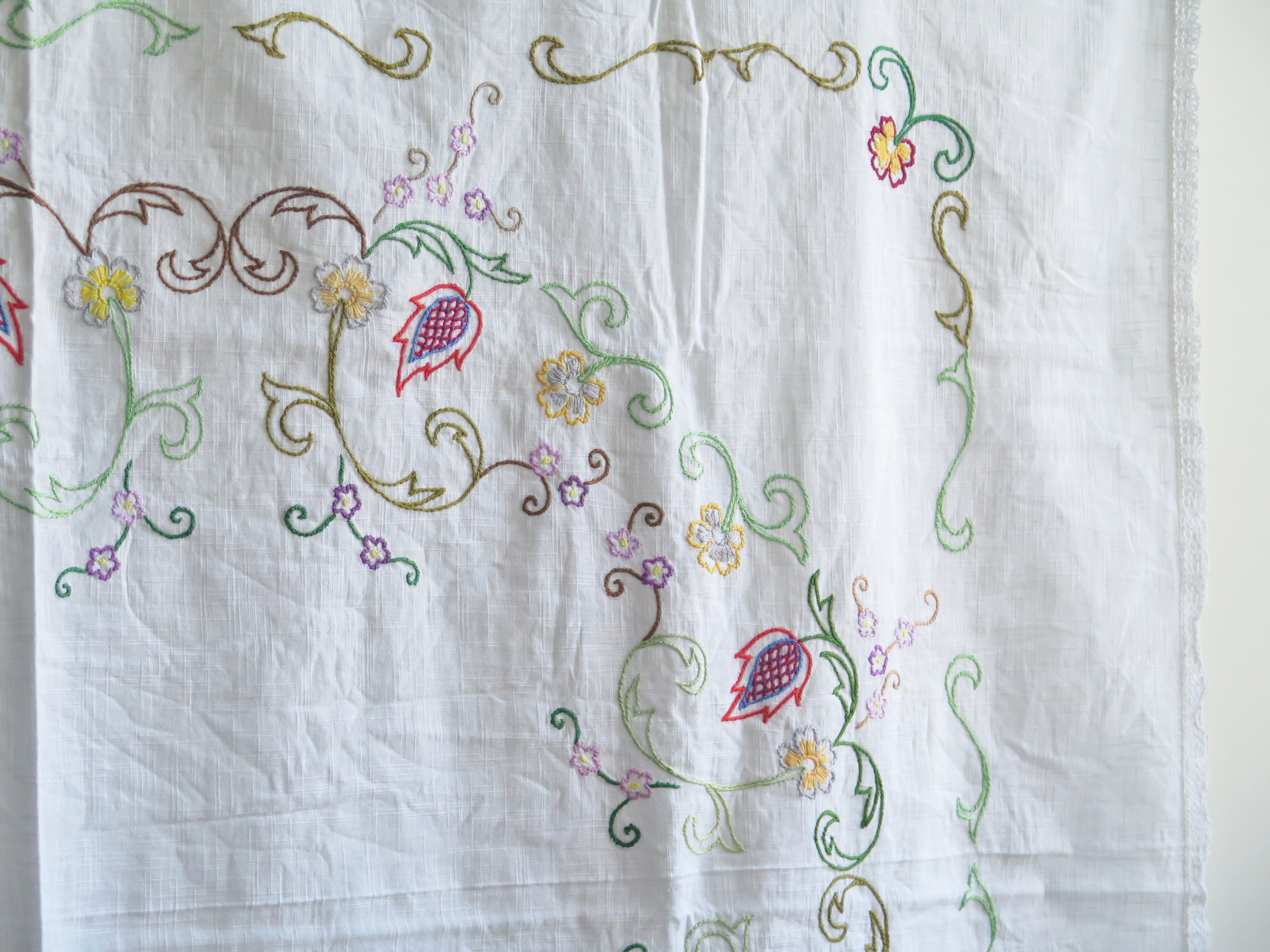刺繍入りテーブルクロス、白地にカラフルな花、レーストリム付き
