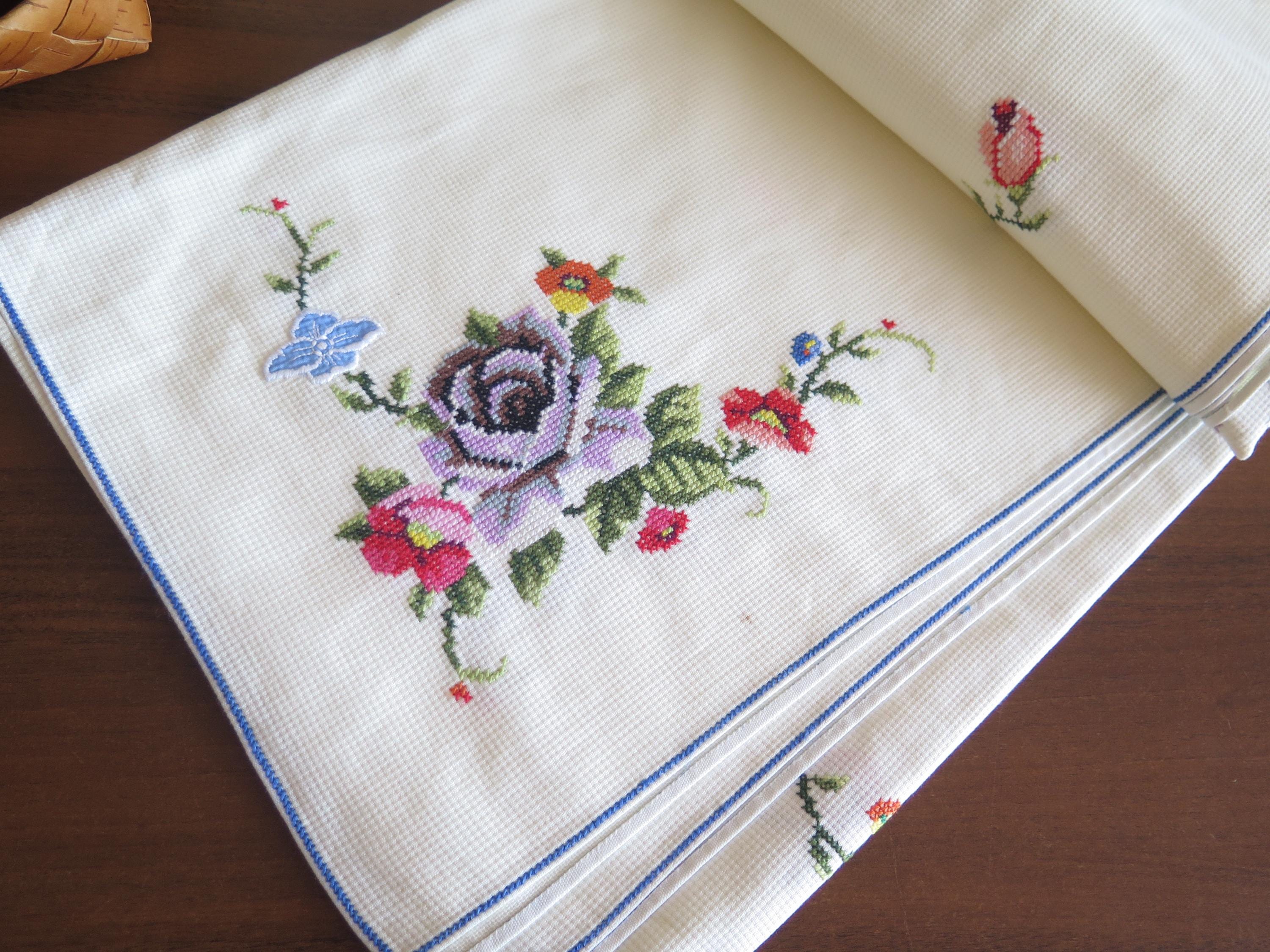 刺繍入りテーブルクロス、花柄ハンドメイドクロス、ピンクと赤のバラ