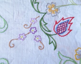 刺繍入りの白いカラフルな花柄の手作りテーブルクロス、レーストリム