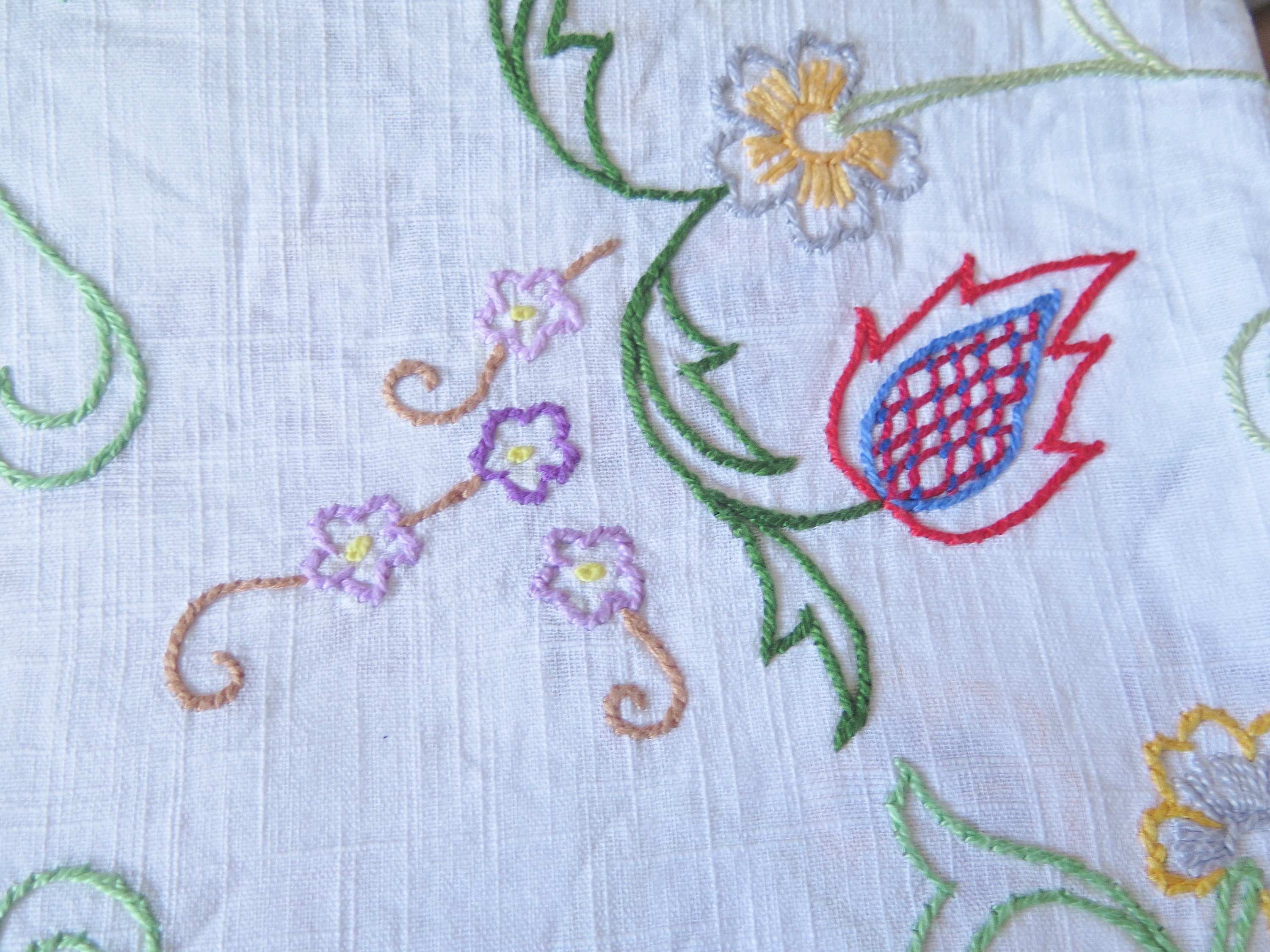 刺繍入りテーブルクロス、白地にカラフルな花、レーストリム付き