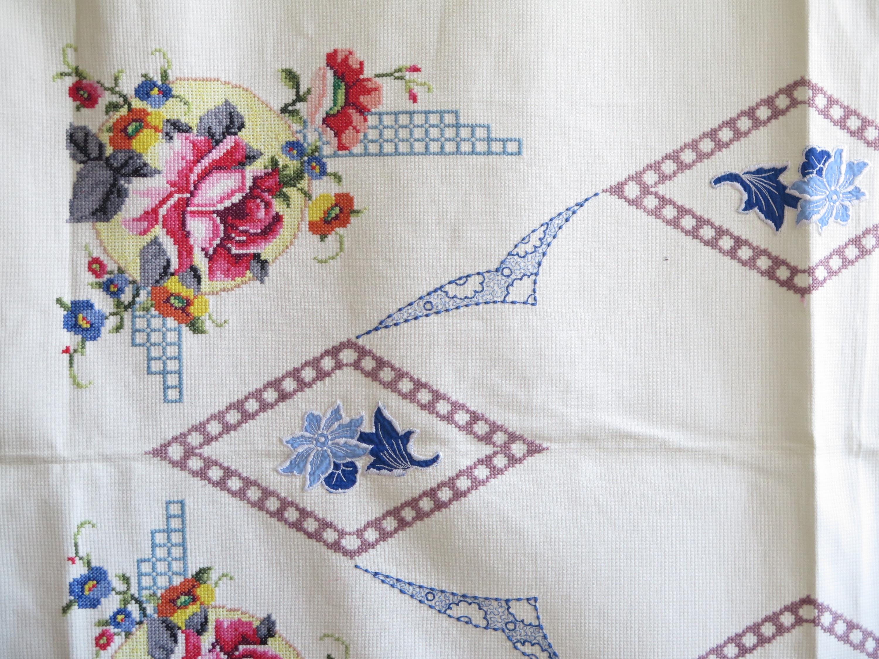 色とりどりカラフルなお花の手刺繍が素敵なテーブルクロス ベトナム