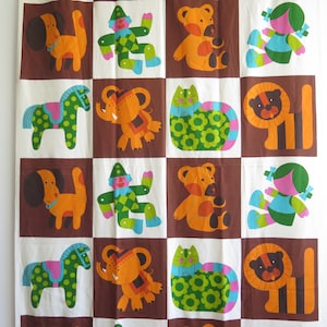 Puede incluir: Una tela marrón y blanca con un patrón repetido de animales y figuras coloridas. Los animales incluyen un caballo, un león, un gato, un perro y un elefante. Las figuras incluyen un payaso y una niña. La tela es perfecta para una habitación infantil o una guardería.