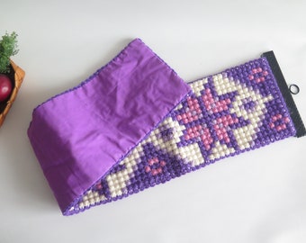 刺繍入り壁飾り 細長い壁掛け 紫 ピンク 白 装飾 スカンジナビア風