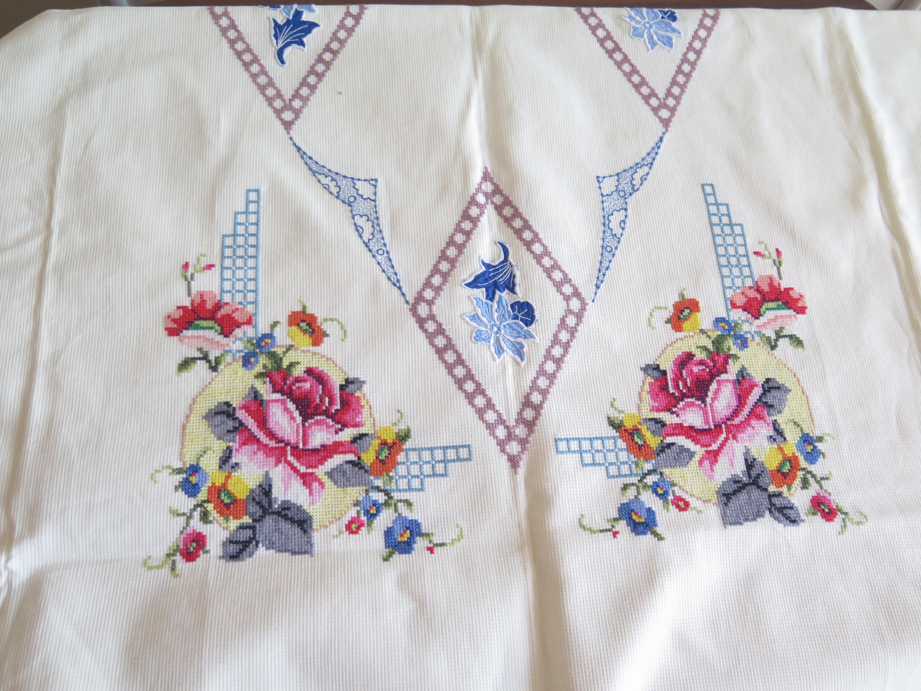 色とりどりカラフルなお花の手刺繍が素敵なテーブルクロス ベトナム