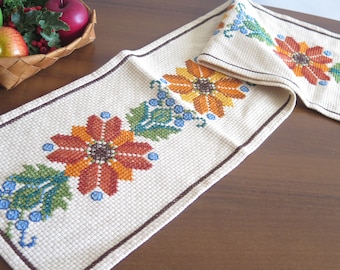 刺繍入りテーブルクロス、テーブルランナー、赤とオレンジの花柄