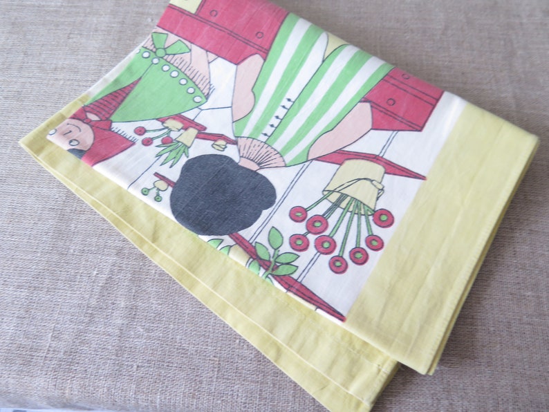 Vintage Tea Towel Designed by Ullas, Decorative Collectible Vintage Towel, Flower Shop Women Flowers 4-36-27 image 6