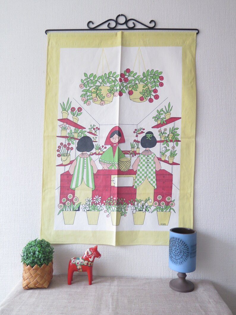 Vintage Tea Towel Designed by Ullas, Decorative Collectible Vintage Towel, Flower Shop Women Flowers 4-36-27 image 3