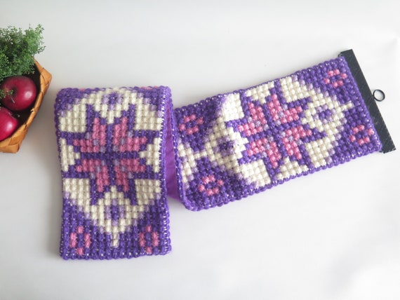 刺繍 壁飾り 刺繍入り壁飾り 細長い壁掛け 紫 ピンク 白 装飾 スカンジナビア風