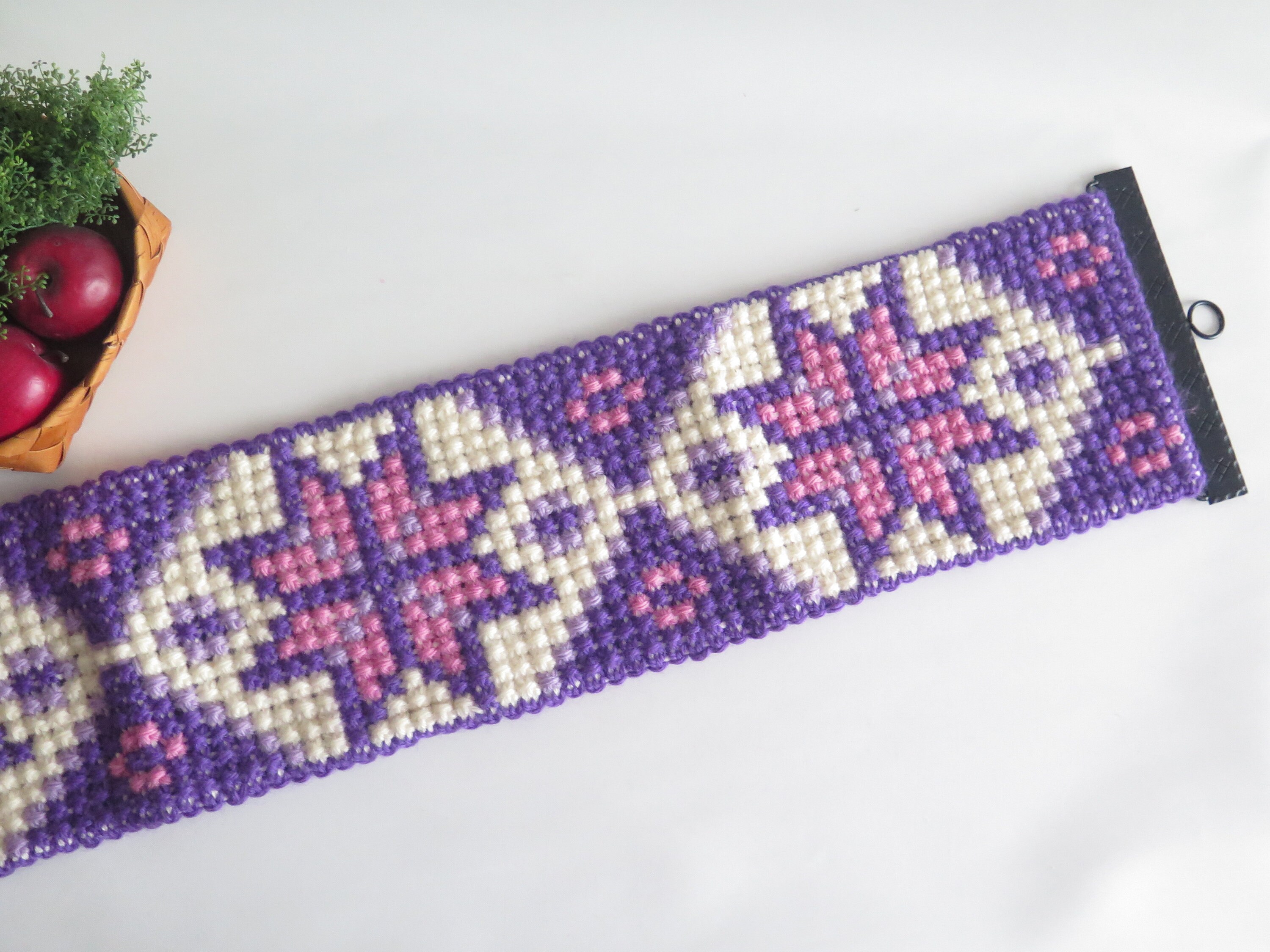 伝統的な刺繍デザインの壁掛け 刺繍入り壁飾り 細長い壁掛け 紫 ピンク 白 装飾 スカンジナビア風