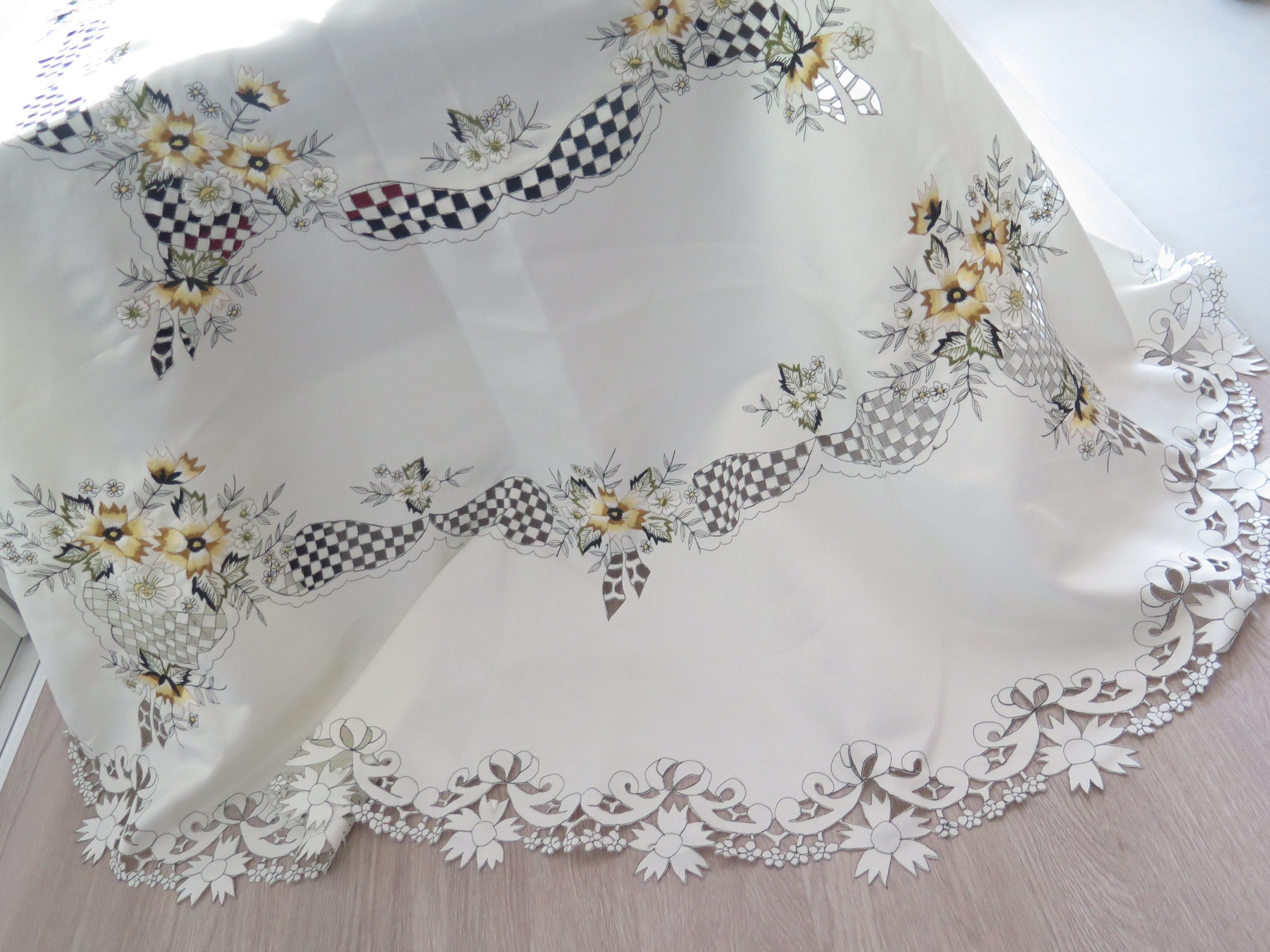刺繍入りテーブルクロス、オフホワイト、緑と黄色の花柄の機械刺繍