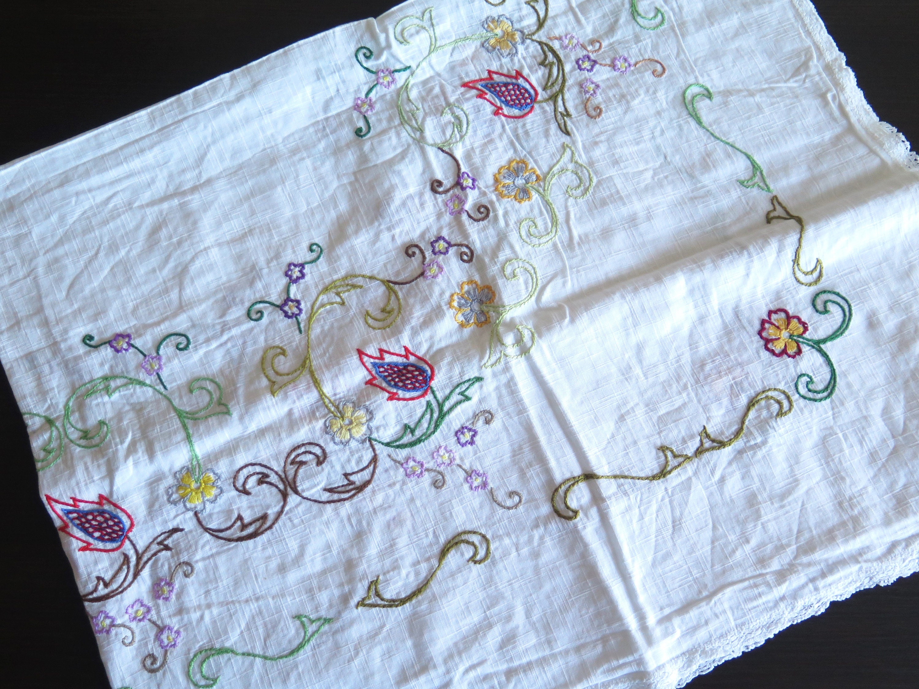 刺繍入りテーブルクロス、白地にカラフルな花、レーストリム付き