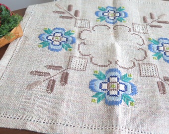 青い花の刺繍入りテーブルトッパー スカンジナビア風ヴィンテージ小花