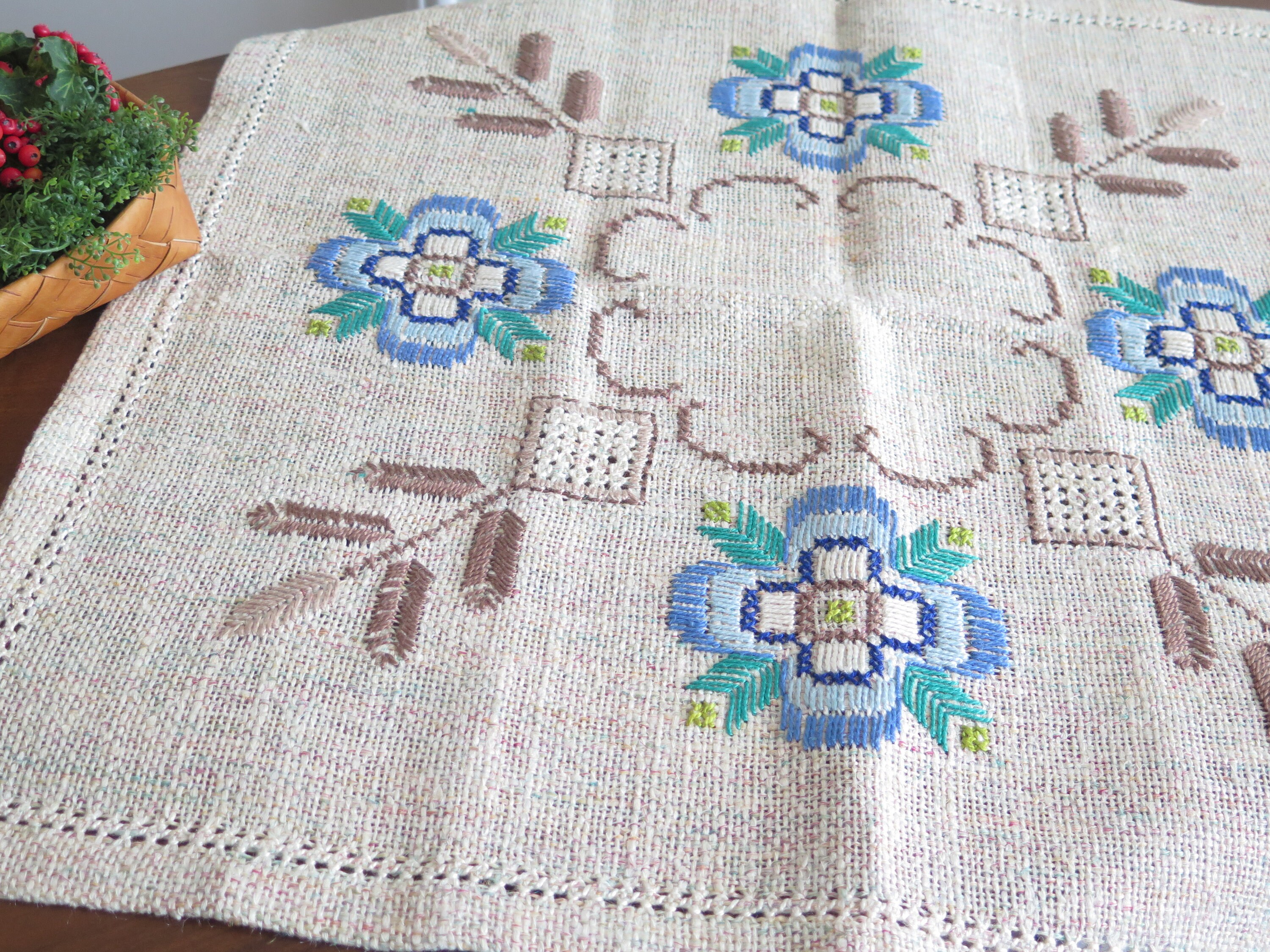 青い花の刺繍入りテーブルトッパー スカンジナビア風ヴィンテージ小花