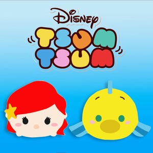 Op de afbeelding: Twee Disney Tsum Tsum-karakteruitsparingen. Ariel, met rood haar en een gele ster, en een gele vis met blauwe vinnen. Het Disney-logo en de woorden "Tsum Tsum" staan op de achtergrond.