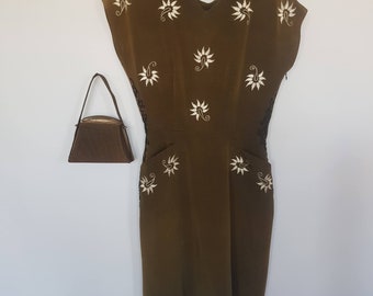 Utilitarian, smart and sophisticated above knee fitted dress in a UK size 10, US size 6 with genuine vintage matching purse