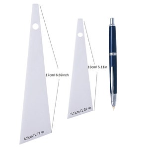 Può includere: Due raschietti triangolari in plastica bianca con fori circolari nella parte superiore. Il raschietto più grande misura 17 cm di altezza e 4,5 cm di larghezza. Il più piccolo misura 13 cm di altezza e 3,5 cm di larghezza. Penna blu inclusa.