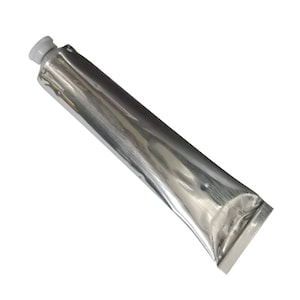 Può includere: Un tubo di alluminio argentato con un tappo di plastica bianco. Il tubo è vuoto e ha una finitura metallica lucida.