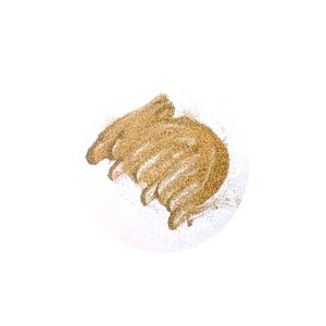 Peut inclure: Un tas de fines particules de paillettes dorées métalliques disposées en une forme incurvée et balayée. Les grains individuels sont hautement réfléchissants, créant une texture dense et scintillante qui capte la lumière sur toute la surface.
