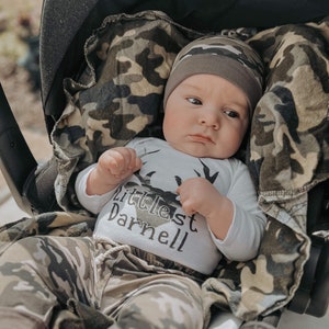 Camouflage Deer Baby Outfit Kleinster Nachname Monogrammed Buck Personalisierte Jagd Buddy gerade dem Team beigetreten Neugeborene nach Hause kommen Bild 1
