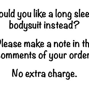 Op de afbeelding: Tekst op een witte achtergrond die luidt: "Wilt u liever een longsleeve bodysuit? Noteer dit dan in de opmerkingen van uw bestelling. Geen extra kosten."
